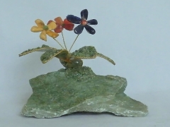 Drei Blumen (± 8 cm) mit Lapislazuli, gelbem Jaspis und Karneol
